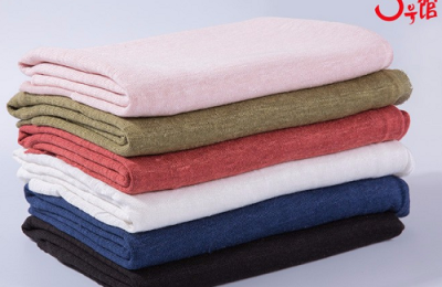 What are the advantages and disadvantages of knitted fabrics?